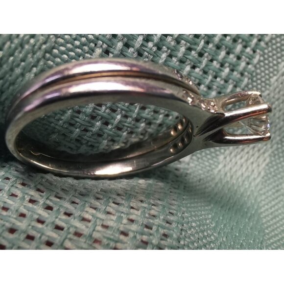 18 kt White Gold Solitaire Diamond Ring with Diamond Accents Size 5.5 - Picture 11 of 13